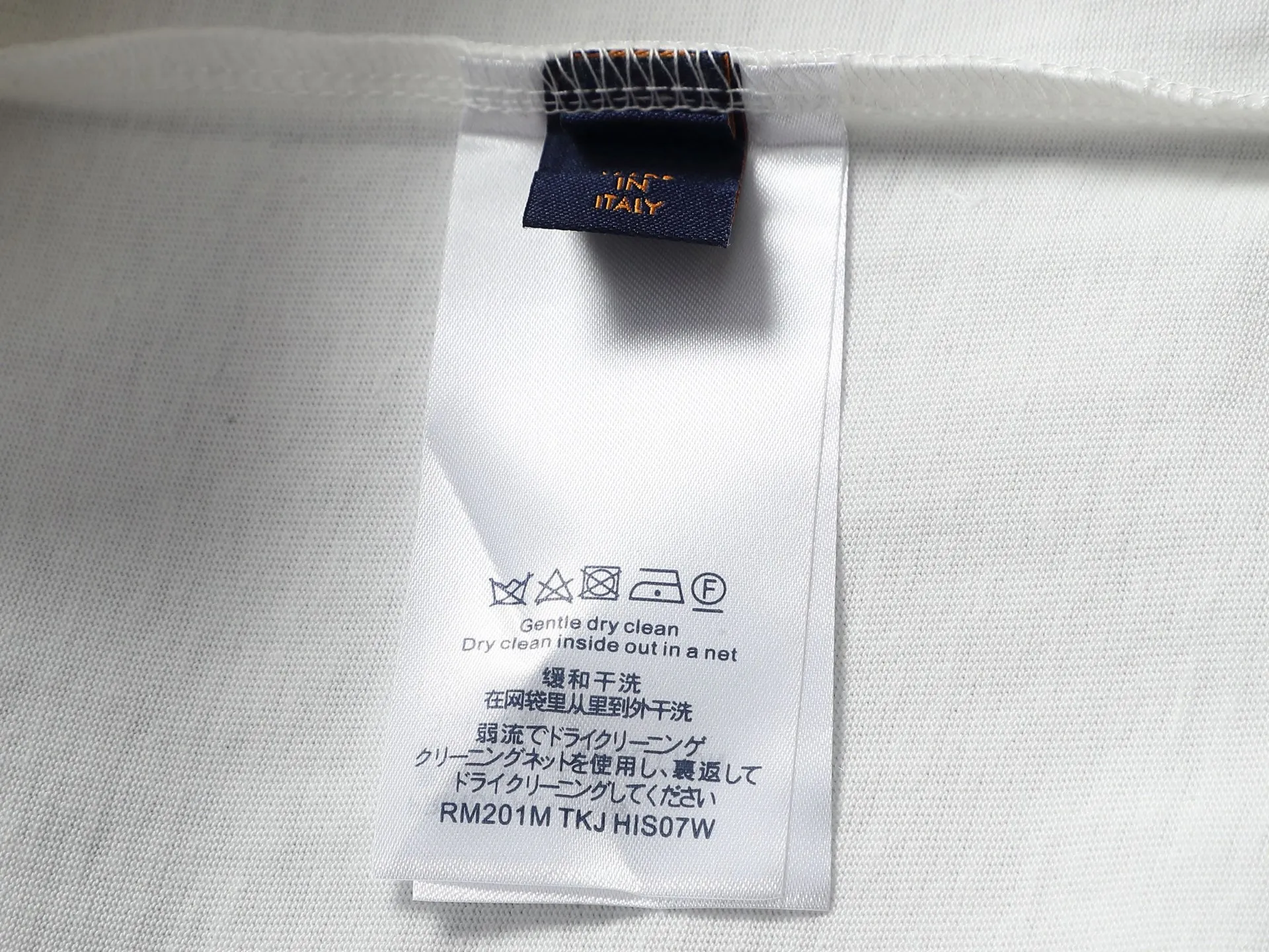 🅿️220 Louis Vuitton/Louis Vuitton High-end craftsmanship 1,000-needle embroidery. The large logo is exquisitely upgraded, inspired by the retro embroidery of the 1980s. Original fabric. Official same style. Short-sleeved T-shirt. Same vat dyed fabric. Very comfortable to the touch. The latest brick cabinet synchronization for spring and summer. Fashionable and personalized. Super versatile and good-looking. Very suitable for both men and women. A must-have for everyone. Hang tag. Collar label. Washed wheat. Complete with three labels. Color: black, white, khaki. Size: S M L XL |